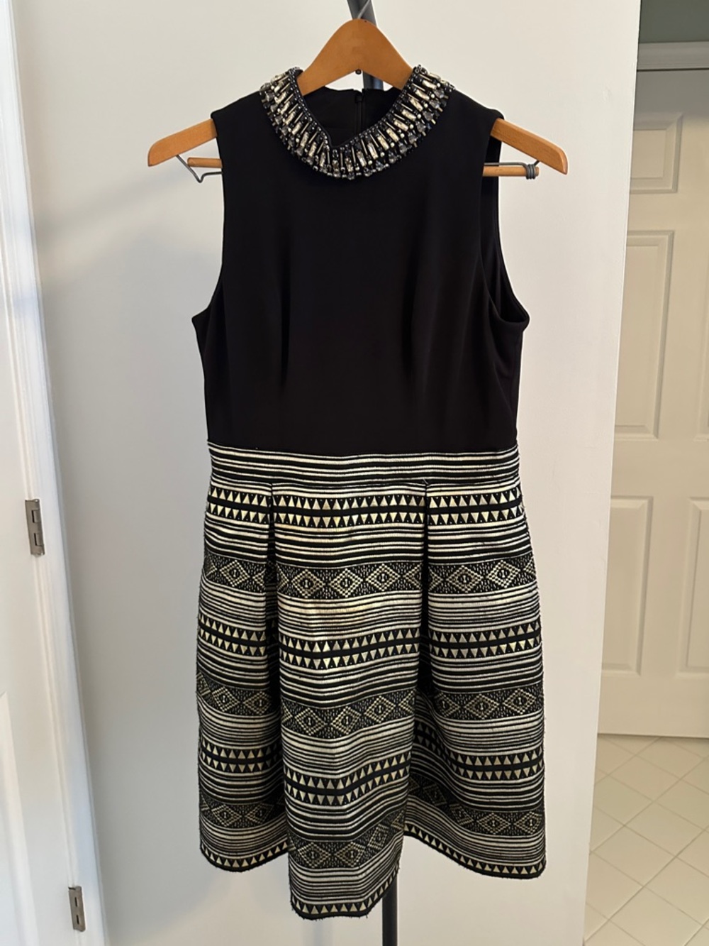 Vince Camuto sz 8 Black and Gold Beaded Collar Fit-and-Flare Dress with pockets